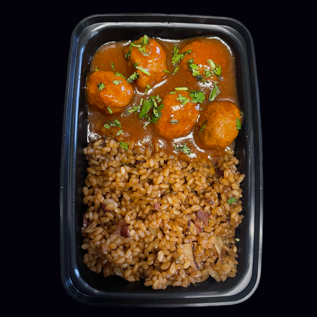 Arroz con Cebolla y Bacon / Albondigas en Salsa BBQ