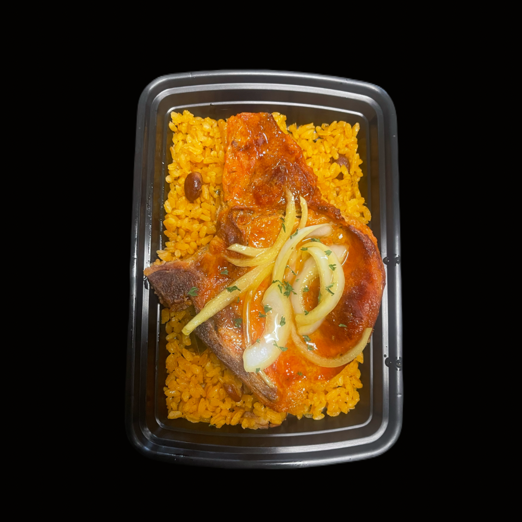 Arroz Guisado con Habichuelas rosadas / Chuleta al Horno Encebollada