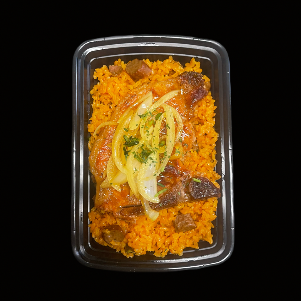 Arroz con Salchichas y Maíz / Chuleta al horno Encebollada