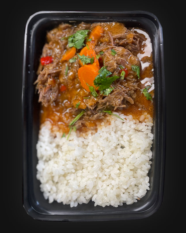 Arroz Blanco / Carne guisada al estilo Ropa Vieja  a Platano