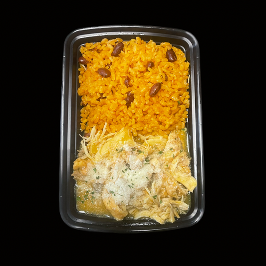Arroz Guisado con Habichuelas Rosadas / Carnitas de Pollo en Gravy Criollo con Parmesano