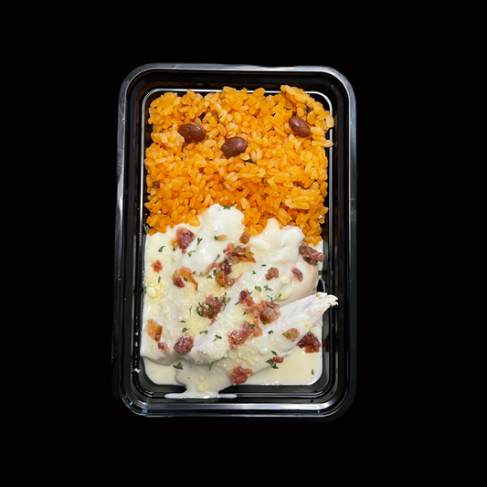Arroz Guisado con Habichuelas Rosadas / Pechuga En Salsa de Queso con Bacon Bites