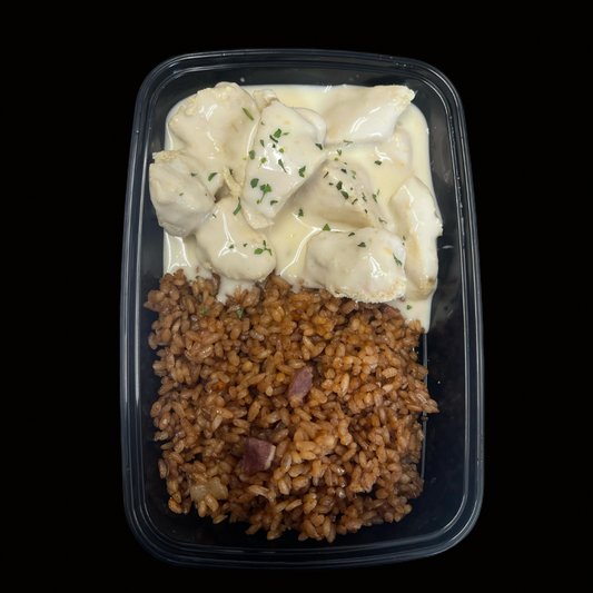 Arroz con Cebolla y Bacon /Pechuga en Salsa Ajillo Cremoso